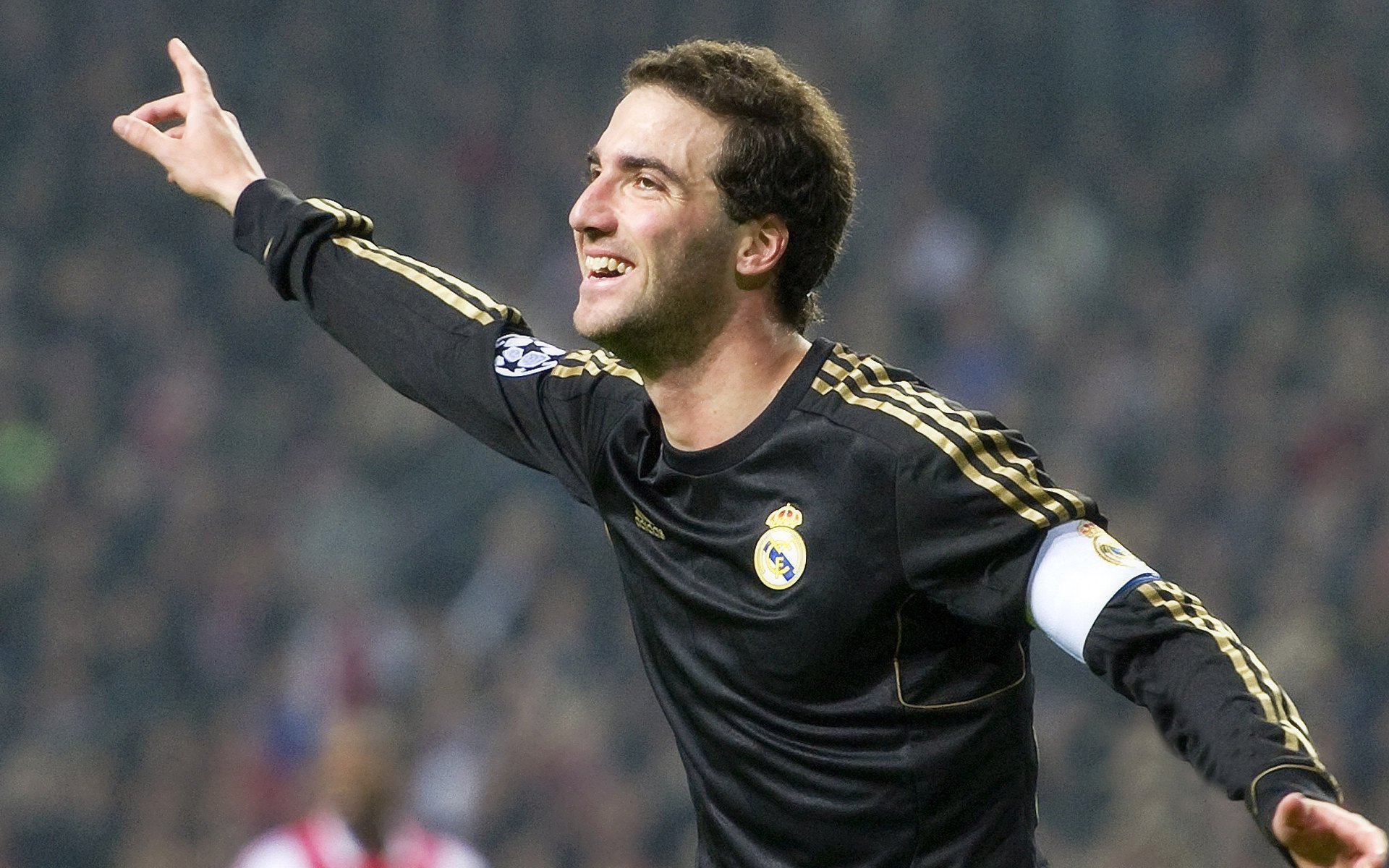 足球赛场焦点！美国队对阵葡萄牙队，冠军之争悬念重重，胜负难料